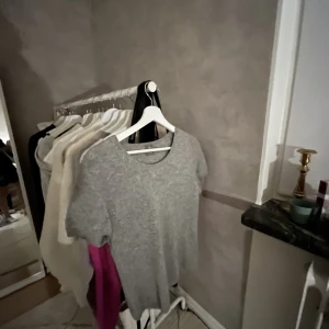 Kashmir t-shirt - Grå kashmir t-shirt i 100% cashmere från ftc. Nyskick, inga noppror och passar Strlk S💗