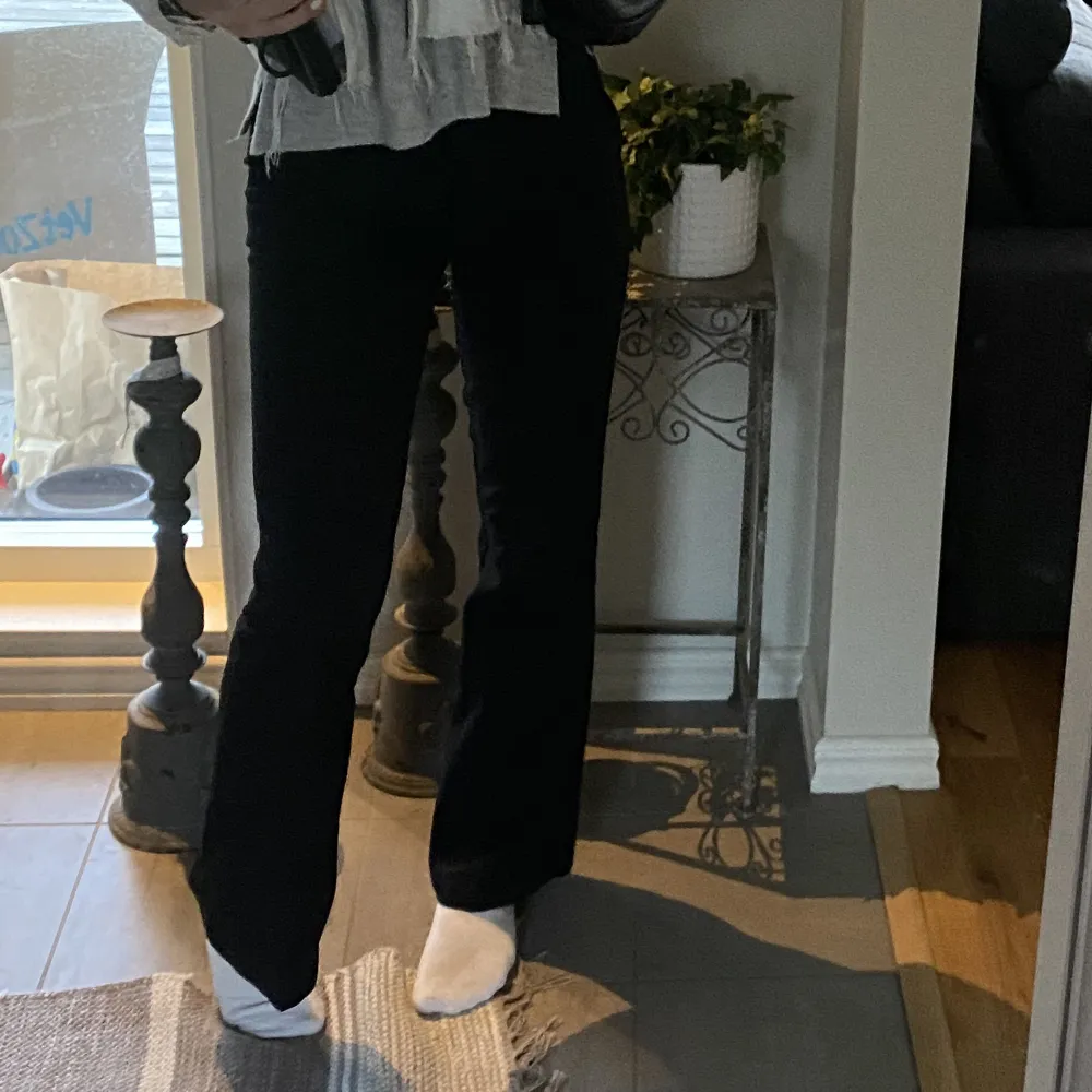 Snygga svarta kostymbyxor från bikbok i storlek 34. Säljer då de är för korta, jag är ca 170 💞 använda men fortfarande bra skick 😊 tror modellen Vilma, köpte för länge sen . Jeans & Byxor.