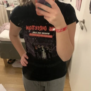 one direction t-shirt - använt ett par gånger, köpt på amazon. storlek S men känns mer som XS. köparen står för frakt. bara swish kan användas, tyvärr!