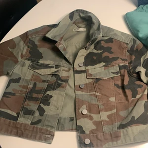 Gina tricot croppad jeans jacka  - Storlek S, camouflage mönster, croppad , har inte använt så mycket, inte alls sliten