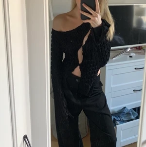 Topp - Säljer denna ursnygga topp med hål i. Använd 1-2 gånger. Köpare står för frakt 📦 pris kan diskuteras