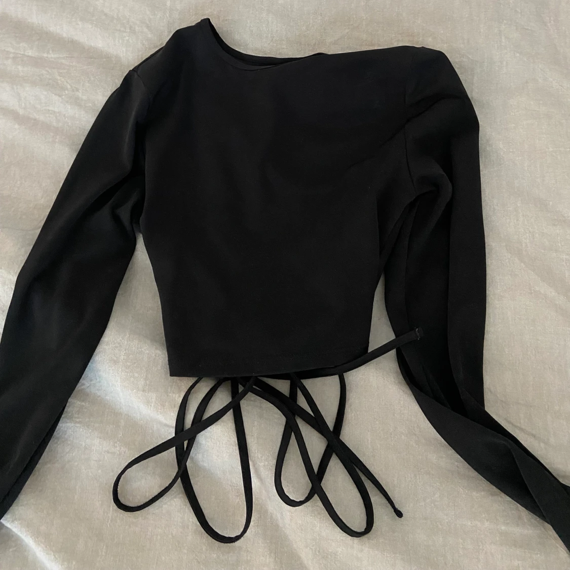 Svart croptop med snörning i midjan 