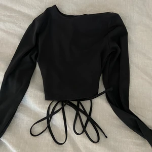 Svart croptop med snörning i midjan  - Fint skick, storlek S men skulle säga mer som en XS