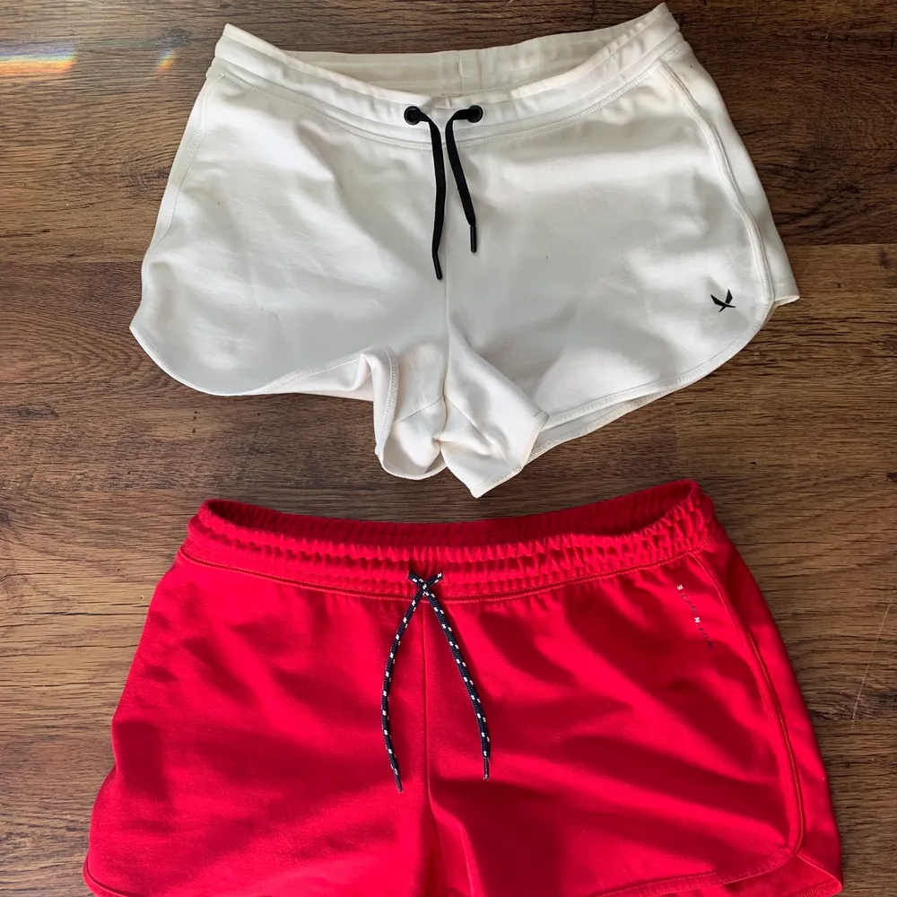 2 par mjukis shorts i storlek M! Knappt Använda. Mycket bekväma och fint material! Passa på!🥰. Shorts.