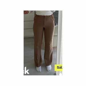 Kostym byxor från nakd - Kostym byxor från nakd, knappt använda, köpte dem här på plick och då va dem använda fåtal ggr och dem är i nyskick, säljer för dem inte va min stil