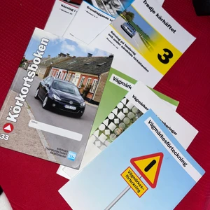 Körkortsböcker paket  - Ett år gamla bara men i skick som nya. Dem säljs i paket dvs allt som ni ser i bilden ingår 🤩