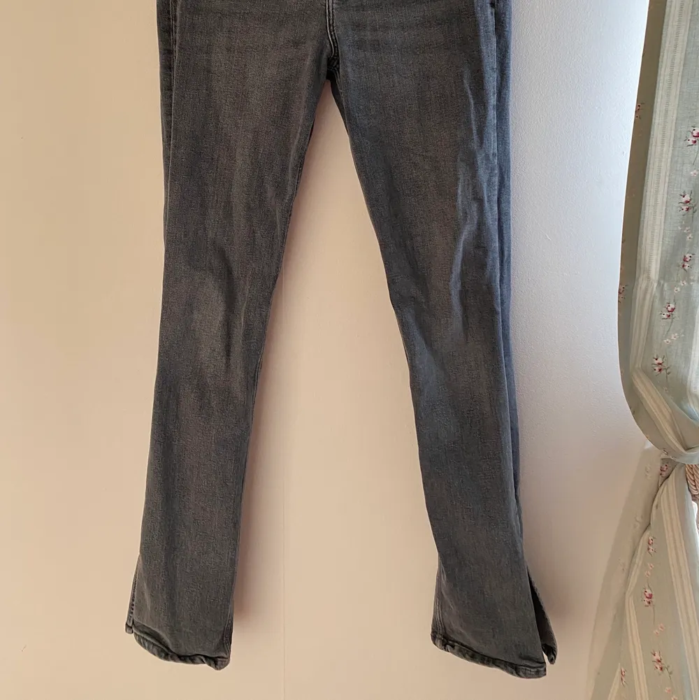 Gråa flare jeans från zara med slit. Jeans & Byxor.