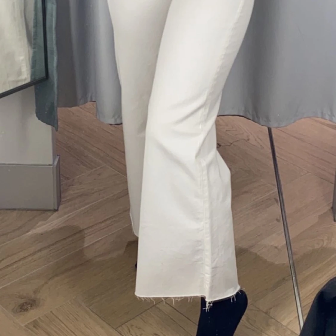 Vitbeiga jeans med sömdetaljer  - 91