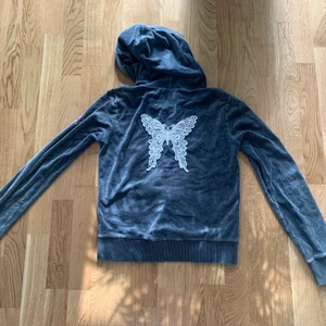 Odd Molly mjukis - Säljer min Odd Molly mjukis tröja då den ej kommer till användning längre! Färgen är grå/mörkgrå. Säljer ett par mjukisbyxor som jag har haft till, byxorna är en nyans mörkare men inget jag tycker man märker av💕 