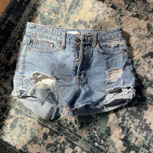 Slitna jeansshorts  - Jättefina men de är för små, fint skick! 