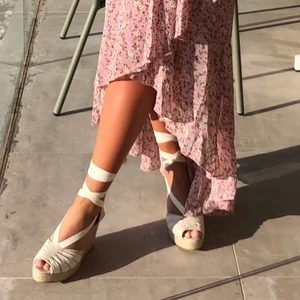 Kilklackar storlek 37 - Så fina kilklackar köpta i Barcelona för cirka 700 kr. Använda en gång så skulle säga att dom är i nyskick! 