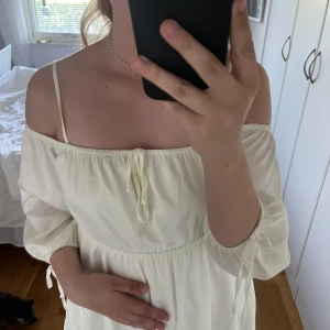studentklänning i 36 - Fin, kort och vit klänning från NA-KD. Säljer på grund av att den inte passade och jag hann inte skicka tillbaka. Den finns inte längre i vit på hemsidan, utan endast i andra färger. Jag kan möta/hämtas i Uppsala eller skicka spårbart (66kr). Den passar superbra till student, men såklart även till alla tillfällen. Klänningen har avtagbara axelband och är huvudsakligen off-shoulder med ett bra material. Tycker inte att den är ”see-through” ☺️