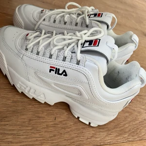 Vita Fila skor  - Vita Fila skor, Nyskick strl 37, nyskick säljes pga fel storlek.