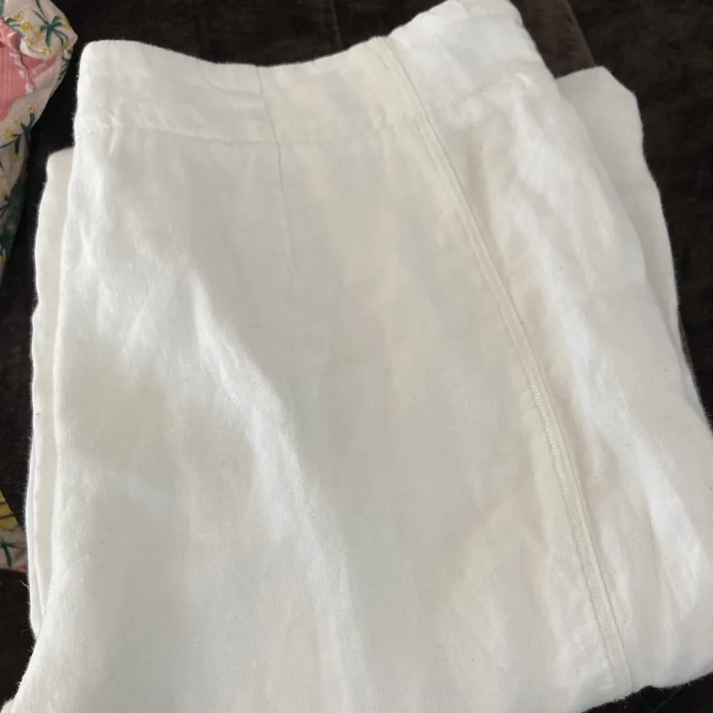 Max mara 100% linen vit shorts. Super fint och knappt använd. Shorts är 3/4 model . Shorts.