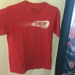 Vintage reebok t shirt - Köpt på second hand utomlands💗 har använt den själv ca 2-3 ggr