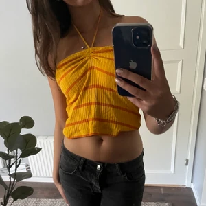 Halternecktopp - Halternecktopp från zara som jag köpte förra sommarn🙌 det är knyte runt halsen där bak å den är ursnygg till sommaren😩