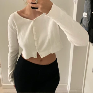 Kort kofta - Säljer denna fina korta koftan med knappar, man kan både ha den öppen med något under eller stängd som tröja! Skitfin i sommar med en kjol tex. Den är i nyskick, står ingen storlek så onesize men skulle säga den passar S/M bäst. Hör av er vid frågor eller fler bilder:) frakten tillkommer 🥰💕