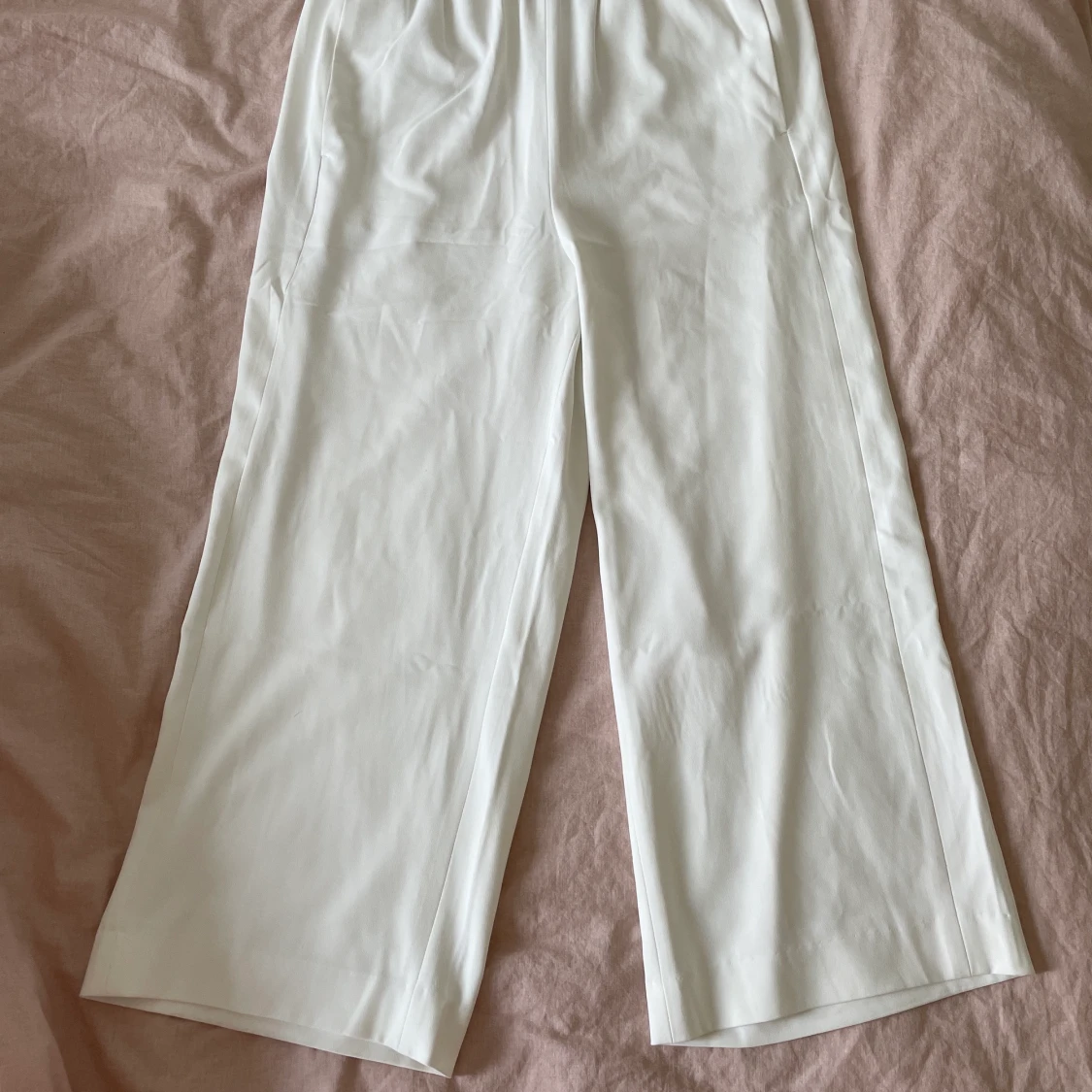 Vita byxor i tunnt tyg 