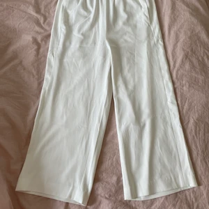 Vita byxor i tunnt tyg  - Jag säljer de här superfina byxor från H&M då de har blivit för stora för mig. Jag har endast använt de en gång förra sommaren så de är i jättebra skick!  Köparen står för frakt💖