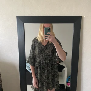 Svartvit klänning strl M - Rensar garderoben! Säljer en snygg svartvit klänning från vero Moda strl M. Är en aning kort på mig som är 184.