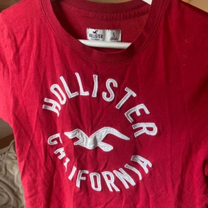 Hollister tröja ❤️ - Hollister tröja i storlek S. Köpt i London 2020 men inte använt så mycket🫶🏻 130 kr plus frakt