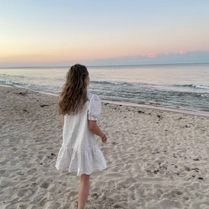 Sommarklänning - Klänning perfekt till sommaren från Monki! Storlek S. Kan mötas upp i Stockholm eller frakta 🥰