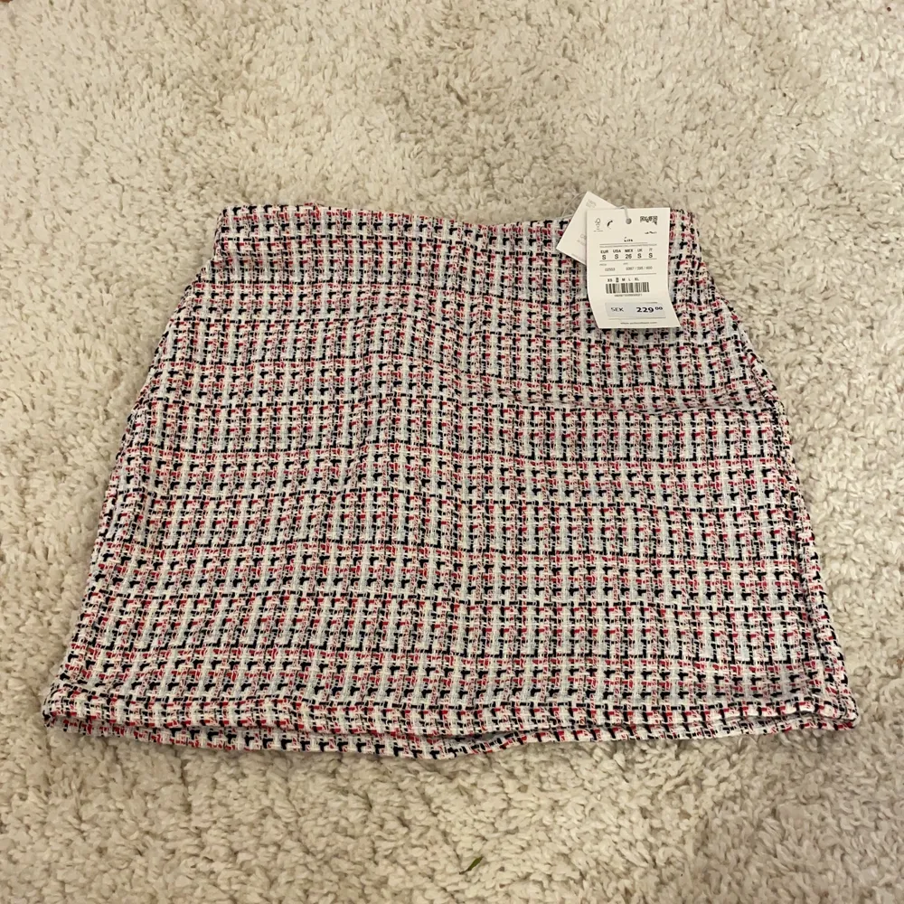 Superfin oanvänd kjol med prislappen kvar som jag köpte för 1 år sedan ungefär! Köparen står för frakt. Kjolar.