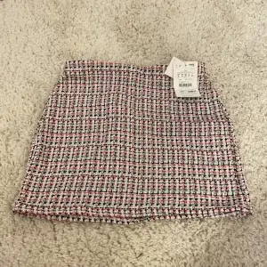 Superfin oanvänd kjol med prislappen kvar som jag köpte för 1 år sedan ungefär! Köparen står för frakt
