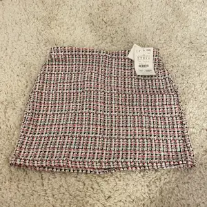 Superfin oanvänd kjol med prislappen kvar som jag köpte för 1 år sedan ungefär! Köparen står för frakt
