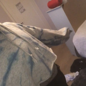 Croppad hoddie - Säljer denna fina hoddie för att den e för stor för mig, köpt på hm för drygt 1 halv år sedan.