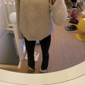 Svarta zara jeans - Säljer dessa svarta / gråa långa zara jeans med slitsar på insidan av benet, så coola som sitter perfekt!  Hör av er om ni har frågor! Pris kan diskuteras 💕🥳🕺 (jag är 180)