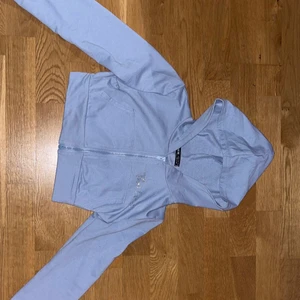 SHEIN hoodie  - Helt oanvänd SHEIN hoodie, tunn i materialet men väldigt fin, den har även en glitter ditalj 