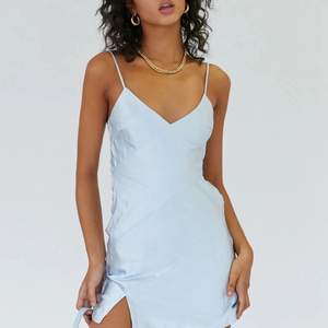 Blå klänning i silke från Princesspolly  Aldrig använd I fint skick  Köpt för 55$