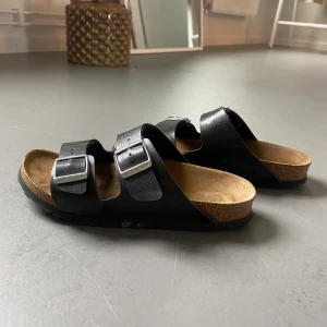 Brikenstock sandaler  - Säljer mina sandaler från birkenstock då jag aldrig använder dom. I fint skick och prefekt nu till sommaren! 