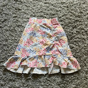 Gina tricot  - En kjol som har blivit för liten för mig, storlek xxs använt ungefär 10 gånger men inte haft så länge köpte den förra sommaren, pris kan diskuteras och ink frakt💕