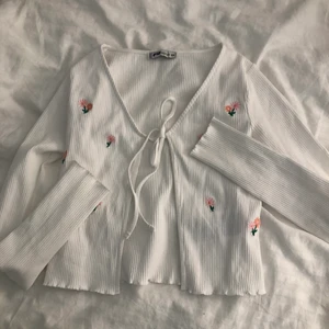 Söt kofta - Jag säljer en söt vit kofta med rosa blommor på. Koftan är i storlek XS och kommer från New Yorker. Jag har bara använt den 2 gånger och säljer den för att jag inte använder den. Kontakta mig om du är intresserad köparen står för frakten❤️