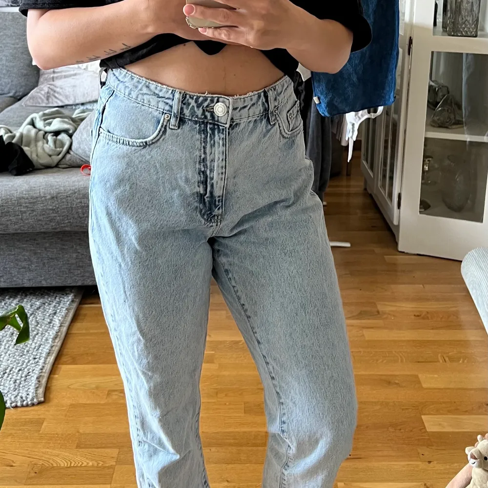 Mom jeans från Gina tricot storlek 38. Jeans & Byxor.