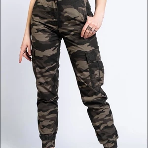 Camouflage cargo byxor, strl M - Säljer dessa cargo byxor från madlady. Strl M, sidofickor samt resår på anklarna. Eventuell frakt tillkommer.