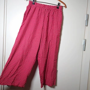 Prickiga byxor - Luftiga vintagebyxor med vida ben. Storlek 36 med resår i midjan🌱