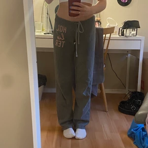 Hollister mjukisbyxor 💗 - Mjukisbyxor från hollister, super sköna och sitter väldigt snyggt på! Använder inte lika mycket längre tyvär. Storlek S