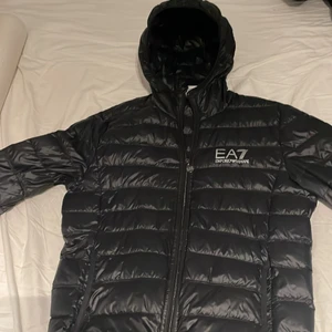 Armani jacka 1000kr storlek S - Säljer Armani jacka knapp använd 