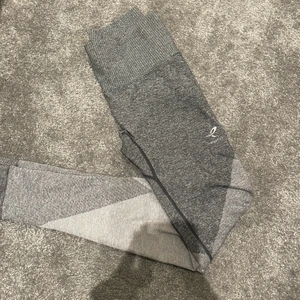 Snygga tränings byxor - Jätte coola och snygga träningsbyxor i storlek S, osäker på märket men köpta på Intersport och står en liten logga på byxorna vid låret. Använd få gånger och är i jötte bra skick. 🌸