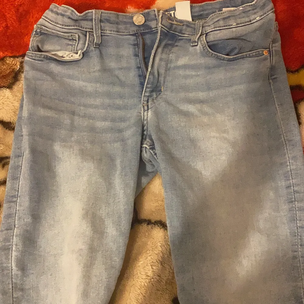 Den är bra och strehig. Jag gillar inte låg midja jeans . Kmr kosta 80 kr + 39 kr frakt. Jeans & Byxor.