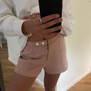 Ljusrosa shorts i mocka från Bershka. Supersköna och knappt använda. Köpare står för frakt 💕