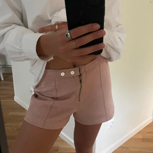 Shorts Bershka strl 38 - Ljusrosa shorts i mocka från Bershka. Supersköna och knappt använda. Köpare står för frakt 💕