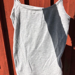 Grått linne i storlek M. - Ett grått linne från Jacqueline de Young med ställbara axelband i storlek M.