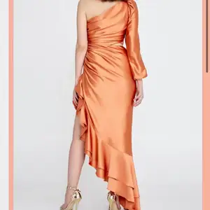 Otroligt vacker klänning, oanvänd, säljs för reducerat pris 🥰 LIMITED EDITION! 