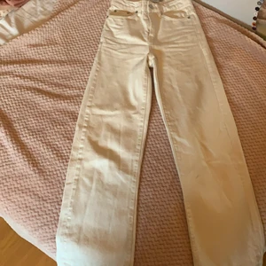 Vanilj vita byxor - Jag säljer ett par typ vanilj vita byxor från lager 157