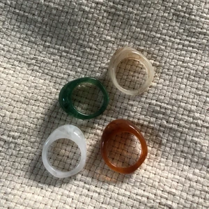 Ringar från shein  - Hej! Köpte dessa ringar i en större shein order men har aldrig komit till användning. Säljer vidare för en billig peng istället för att slänga. Skickar på posten för 13kr, så 15kr för ringarna och 13 för frakt☺️  