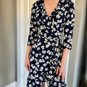 Dry Lake klänning strl xs - Jättefin blommig klänning med marinblå bas ifrån Dry Lake 💙🌸 Använd men som i nyskick.